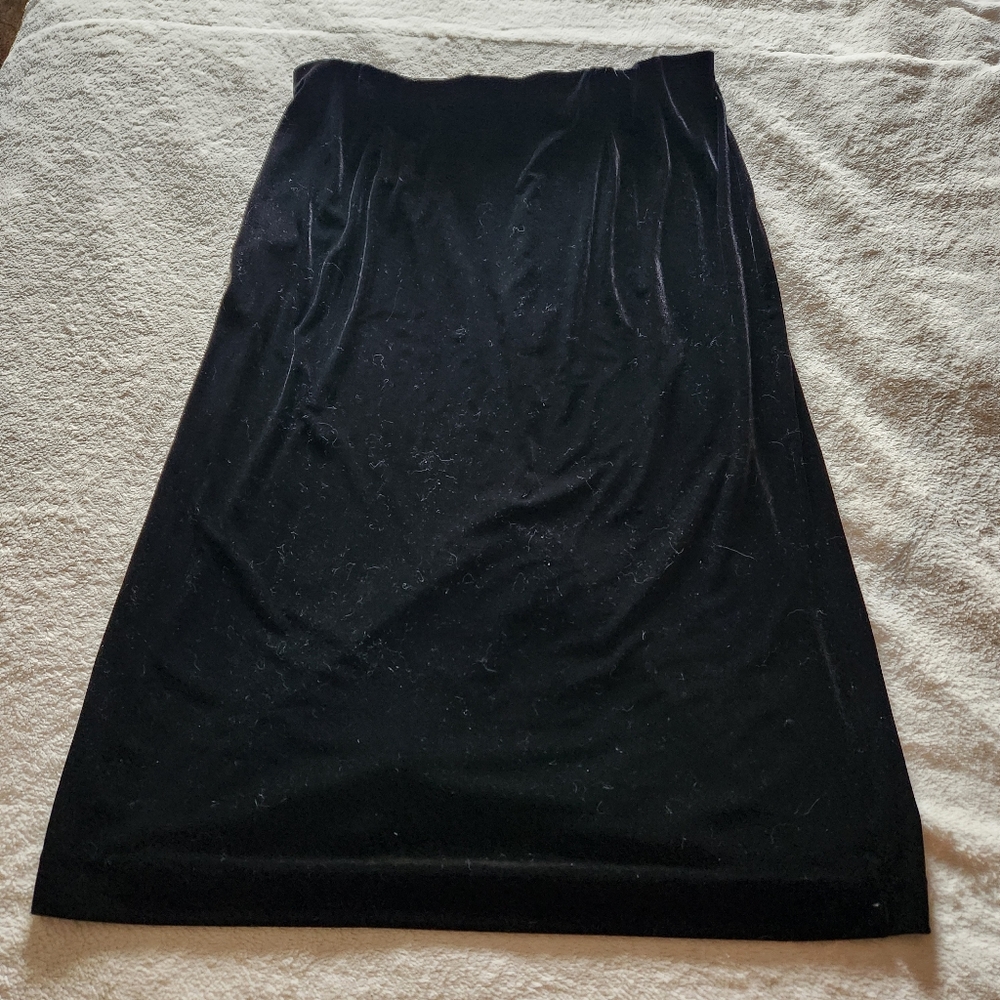 Stretchy Velvet Midi Skirt With Back Slit